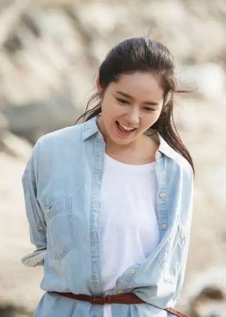 韩国女演员韩佳人休闲装海边写真曝光(组图)_时尚图库_中国女装网