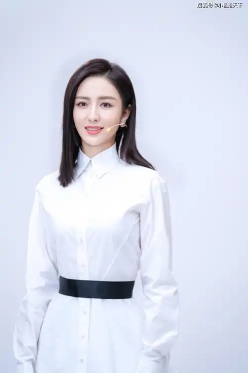 佟丽娅白色长裙活动照