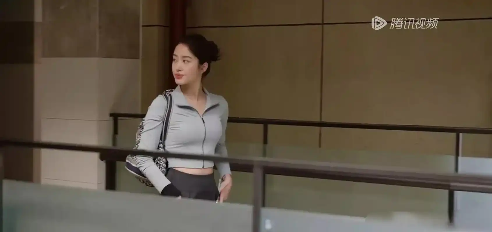 杨采钰身材也太好了,穿运动装都这么性感火辣,胸是胸腰是腰,身材养眼