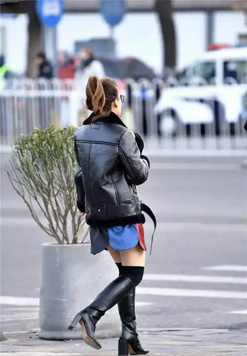 高跟长靴搭配高筒袜,很特别的冬季穿搭,保暖的羊羔毛皮夹克