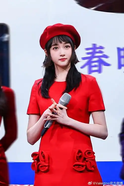 valentino品牌代言人关晓彤#身着#华伦天奴#连衣裙,出镜央视春晚狭行