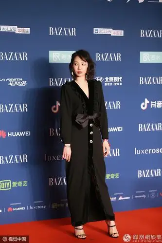 2018芭莎明星慈善夜红毯 白百何一身黑衣低调难掩气质