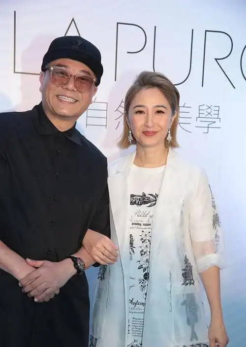 关咏荷底子好,身材没走形更有成熟感,和老公一起气氛真甜蜜