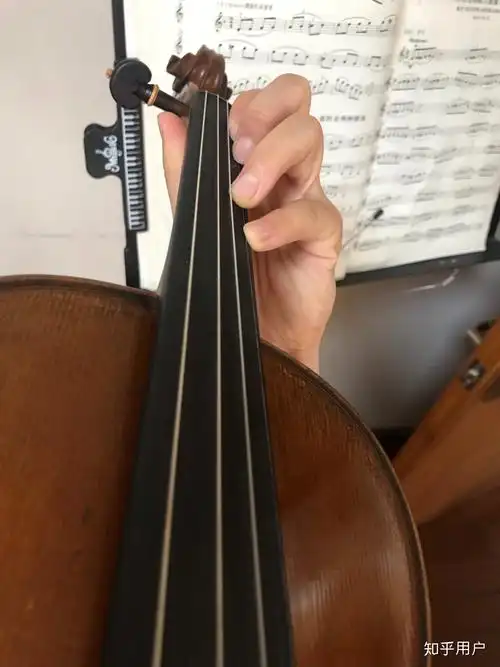 小提琴一把位一弦一指手型什么样食指指根要贴紧琴颈吗手掌心要面向