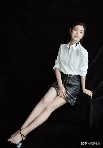 圆脸要穿v领腿型好看要穿短裙奔四的陈妍希美得像初恋