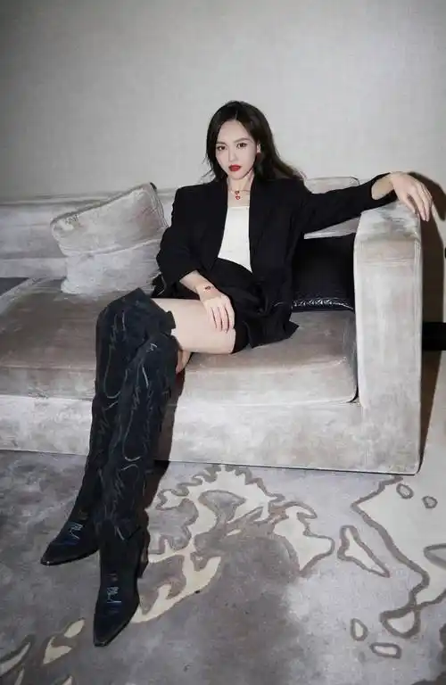 唐嫣状态真的好,身穿露肩长裙美丽动人,笑起来似少女!_白色_时尚_身材