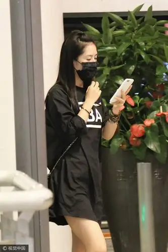 谢娜手戴珠链现身秀美腿 一路紧盯手机