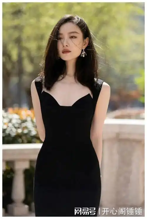 2017年,倪妮主演奇幻电影《悟空传》和《奇门遁甲》 .