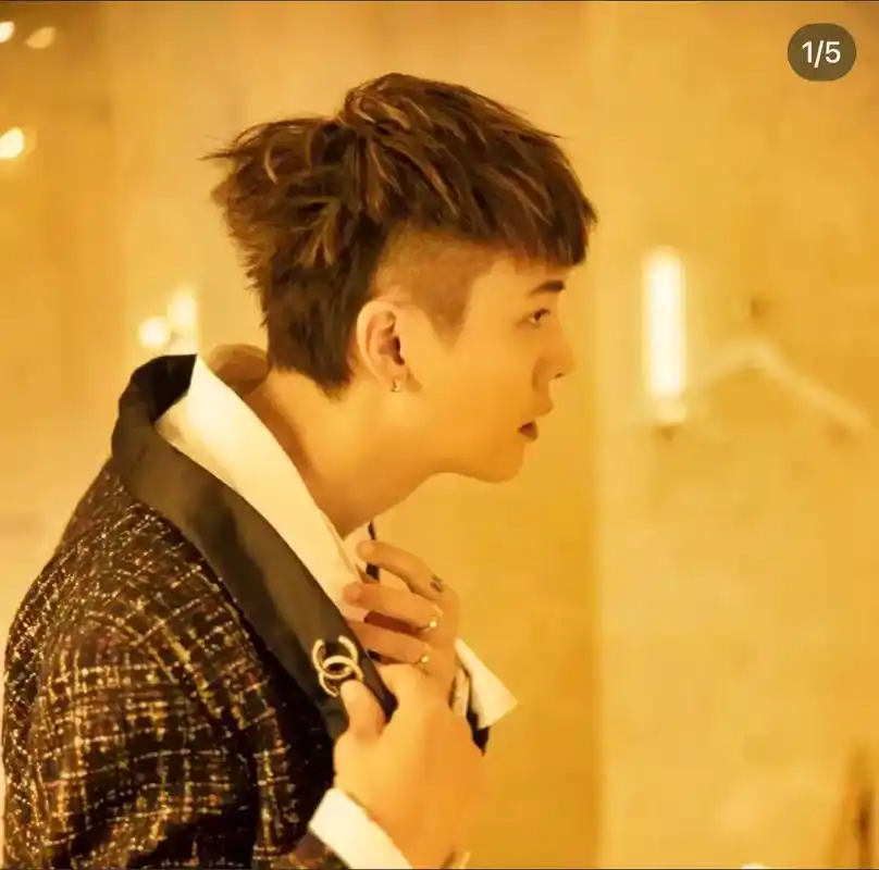 欧巴一天心情都好头发长一点了帅气十足#宝藏男孩 #神仙颜值 #陈伟霆