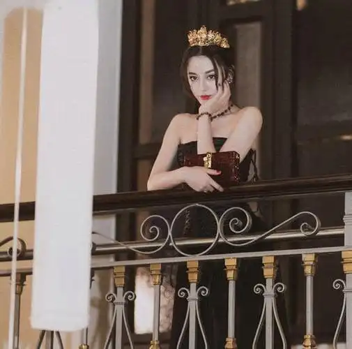 迪丽热巴亮相米兰时装周黑裙优雅皇冠吸睛