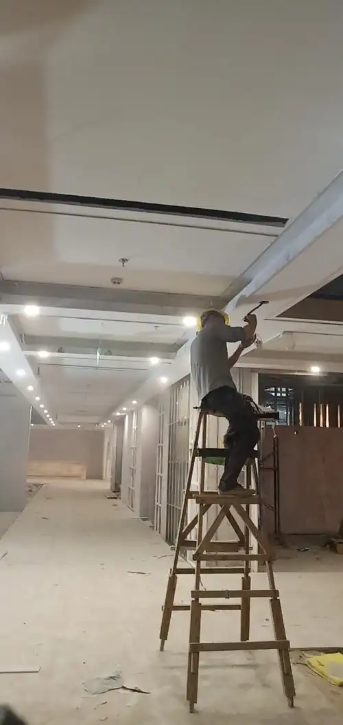 公区走道筒灯安装