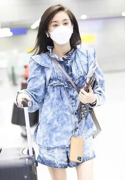 王子文会穿又洋气荷叶边牛仔衬衫配短裤显高又时髦减龄