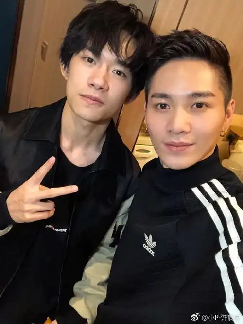 200406易烊千玺易燃装置大合照来袭活跃在别人自拍中的易队长