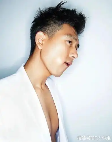 太撩了顶流之王李现16年痞帅风杂志大片曝光胸大肌要爆啦