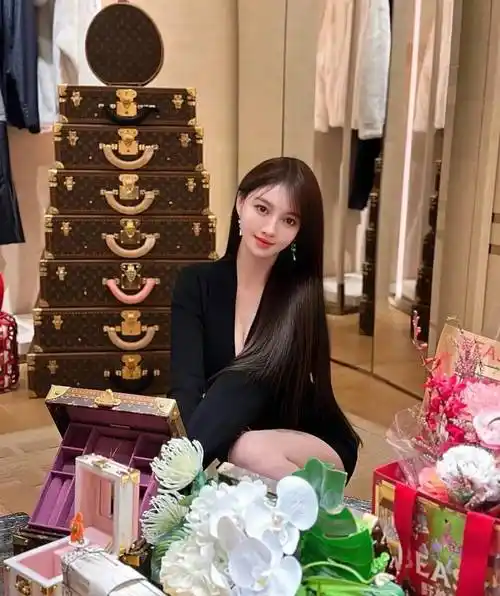 黄晓明绯闻女友叶珂生活照曝光:满满的科技感,却轻而易举取代了杨颖