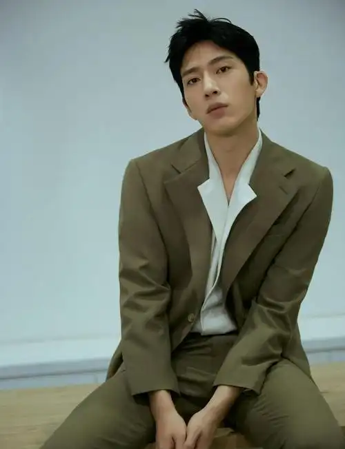 井柏然氛围感写真释出西装造型气质出众