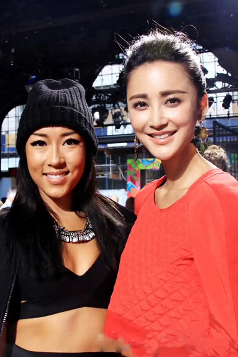 都说一白遮百丑,看完吉克隽逸与人的合影,网友:颜值与肤色无关