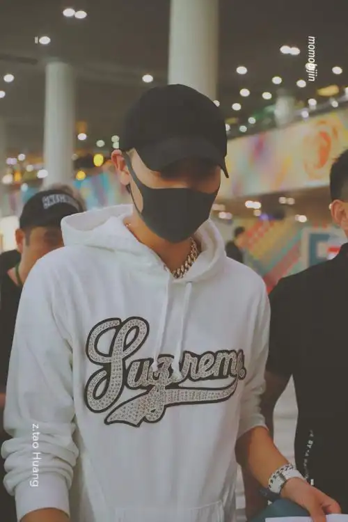 黄子韬机场路透 澳门国际机场贵阳白色卫衣 小飞象手包 是我们可