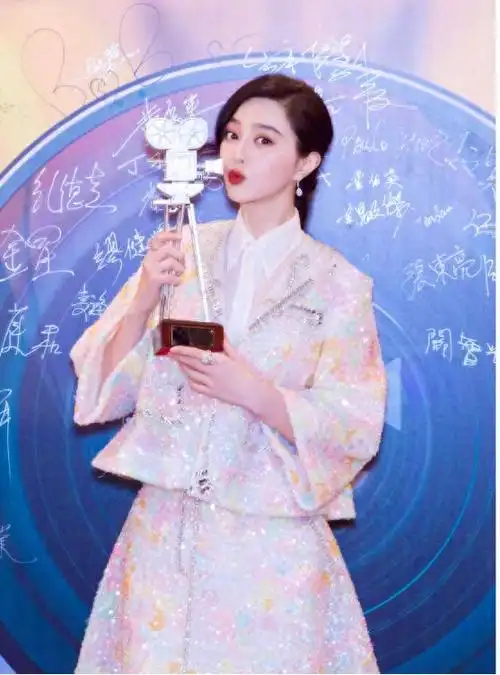 范冰冰穿端庄一点更有气质亮片西装搭白衬衫半身裙大方优雅