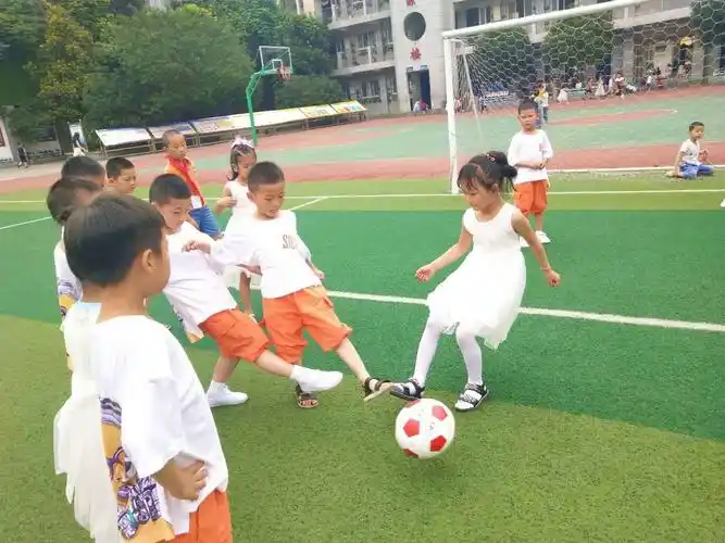 下课后,我们快乐的在操场玩耍