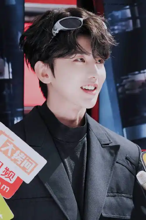 蔡徐坤黑色特工造型#all black特工坤所到之处就能迷倒一大片