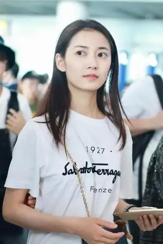 陈钰琪巴黎时装周归来秀素颜清纯到骨子里仿佛你的初恋