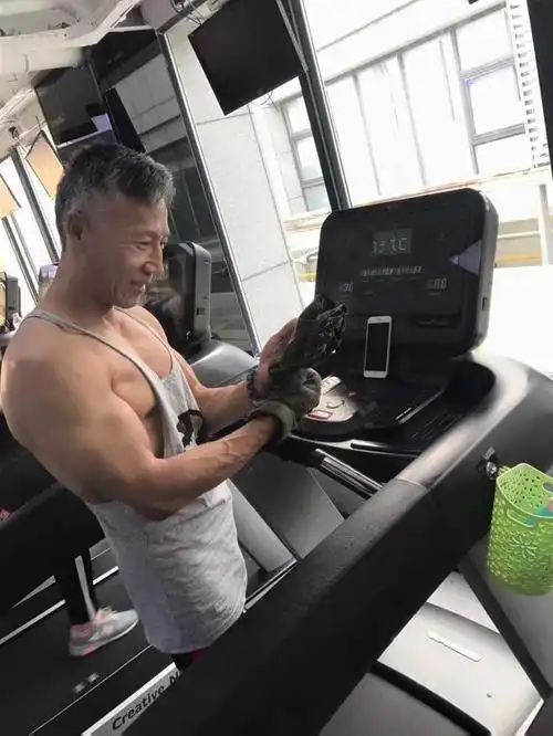 帅气6旬大爷健身40年走红被赞中国最潮老头