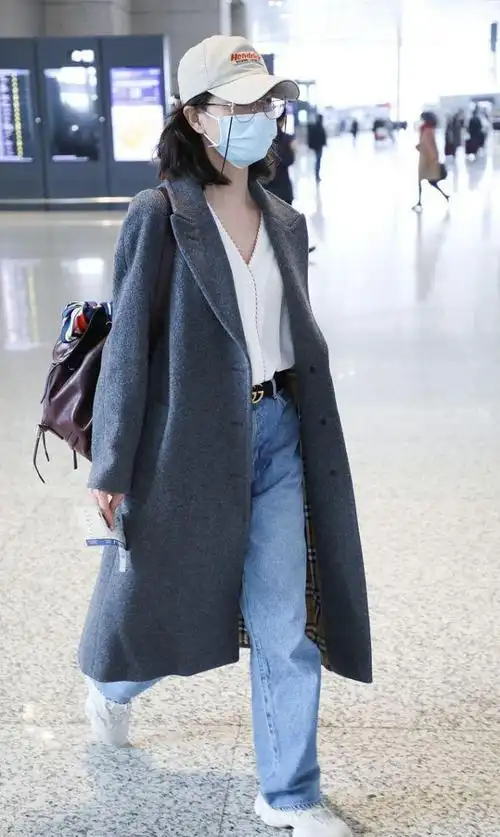 2020年4月2日,上海,万茜现身机场街拍.