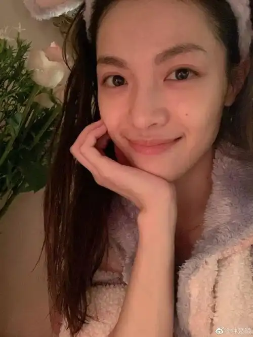 钟楚曦在微博上晒出自己的化妆视频, 妆后美艳的她,素颜皮肤也是澈妹
