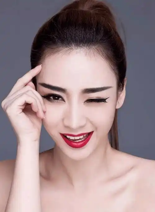 柳岩露额头要比齐刘海显老杨幂新换的labo的发型真心美,比齐刘海要