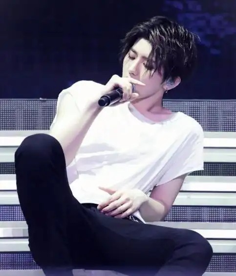 快乐大本营蔡徐坤这顶胯的动作憋得多难受啊心疼