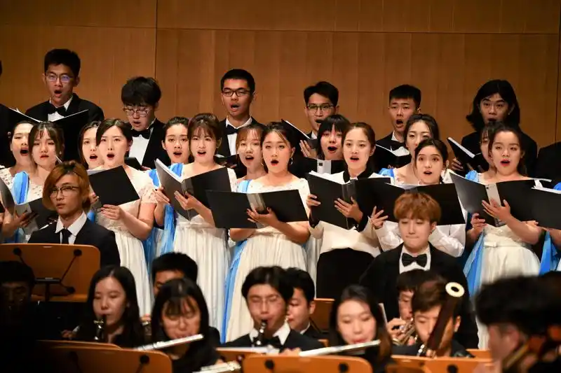 图为"延河颂"庆祝建党100周年交响合唱音乐会现场.人民网记者 何淼摄