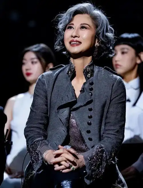 叶倩文,这位62岁的老年人,已经走过了一生中许多的艰辛和坎坷.