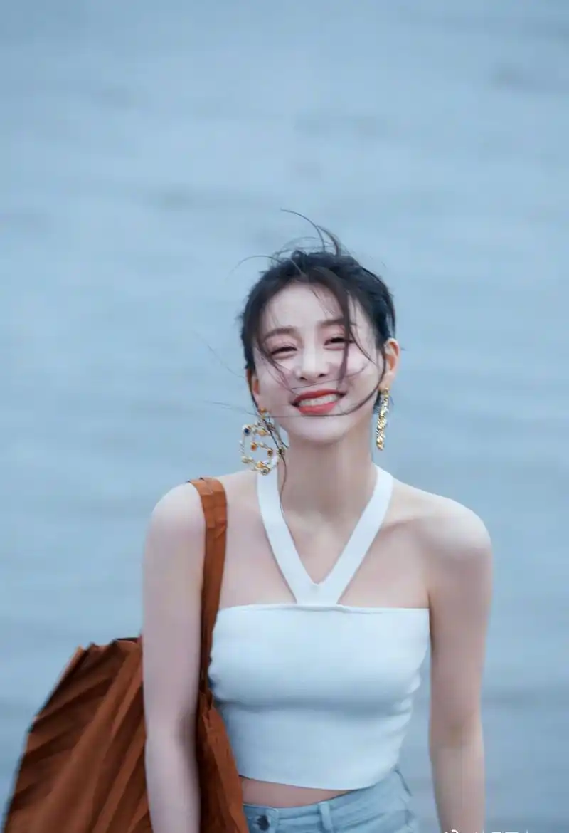 贾青白色t恤青春活力写真