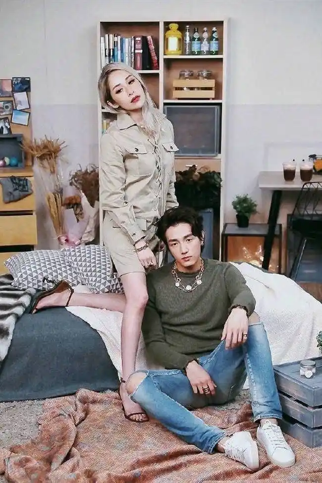 萧亚轩和男友穿情侣装外出,白t恤配短裤,看着比小16岁男友还嫩