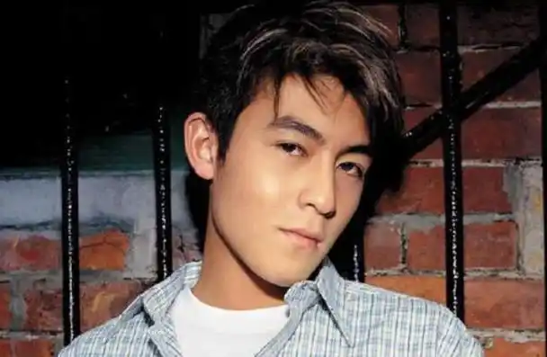 陈冠希一家三口定居日本,被网友偶遇外出野餐,日式风穿搭好时尚