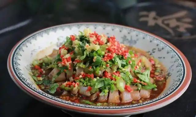 红蛰头切片,用清水冲洗掉盐味,滤干待用.