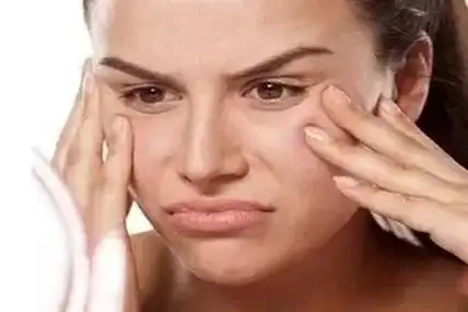 因此,皮肤就会越来越干,从而出现细纹,面部也变得黯淡无光