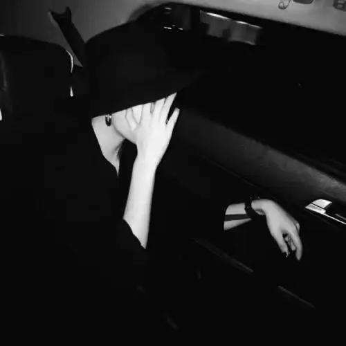 冷酷黑白女生头像原谅我冷漠这是我的性格