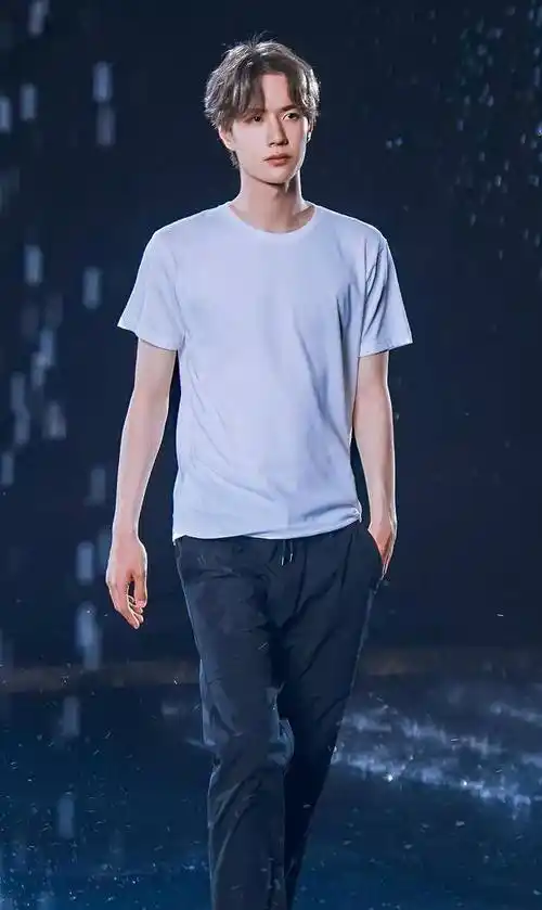 王一博身材出众,气质出众!我一个人沉迷于此!