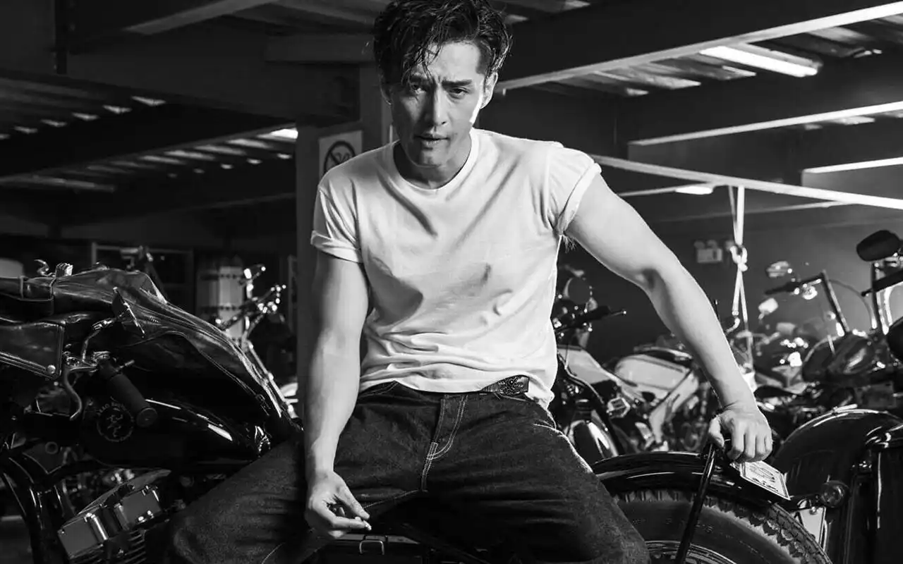 胡歌黑白机车炫酷写真图片桌面壁纸