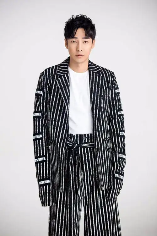 邹廷威最新时尚大片曝光 慵懒随性帅气迷人_网易订阅