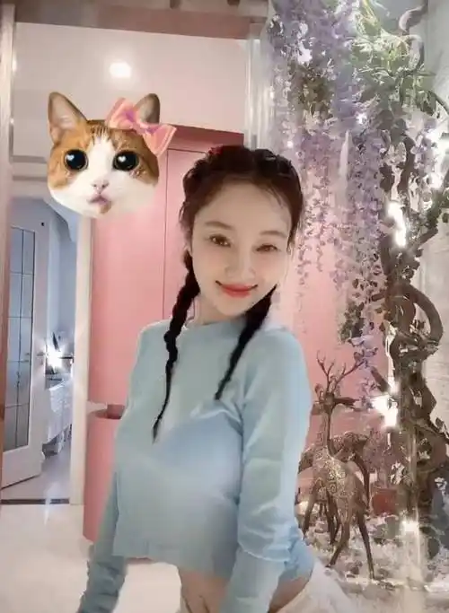 李小璐发动感视频,马甲线亮了,与粉丝互动分享瘦身经验