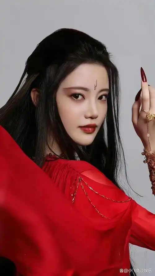 今天,我们就来盘点一下那些影视剧中的古装绝美红衣造型角色,从《陈