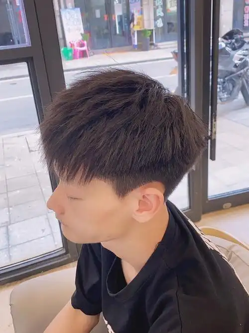 男生碎盖锡纸烫来了