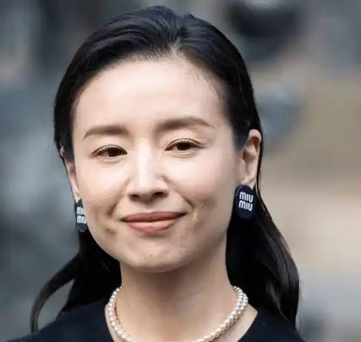 外媒镜头堪比卸妆水,董洁露脸巴黎时装周被拍,43岁状态一览无余_照片