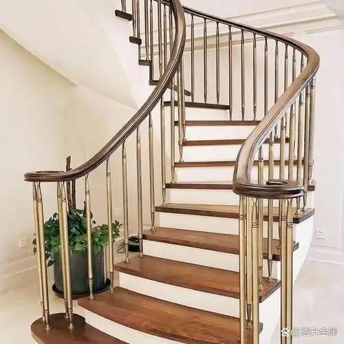 别墅铜楼梯栏杆的实木扶手散发着独特自然气息