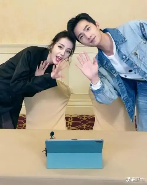 杨洋迪丽热巴同游迪士尼情侣式游玩堪称七夕典范回家后还有一波甜蜜