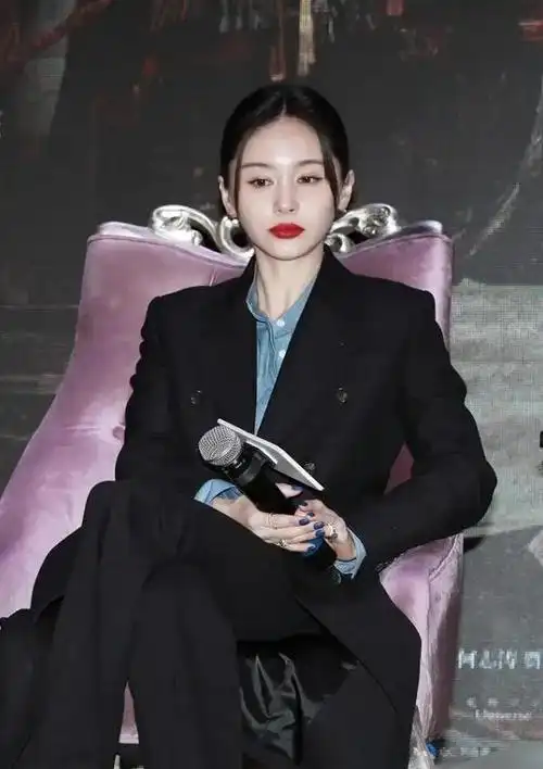 被王子文美到!穿黑色西服凹出高级感,不愧是矮个子中的"超模"