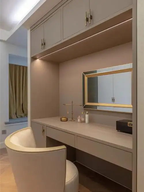 化妆间设计的色彩要与整个色调相协调,理想的色彩是偏浅色的.